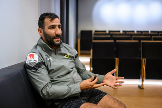 Häckens tränare Mak Lind blir intervjuad