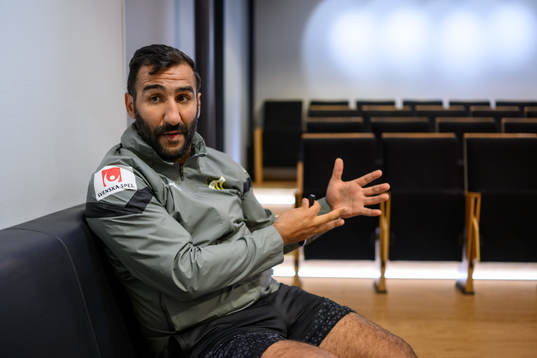 Häckens tränare Mak Lind blir intervjuad