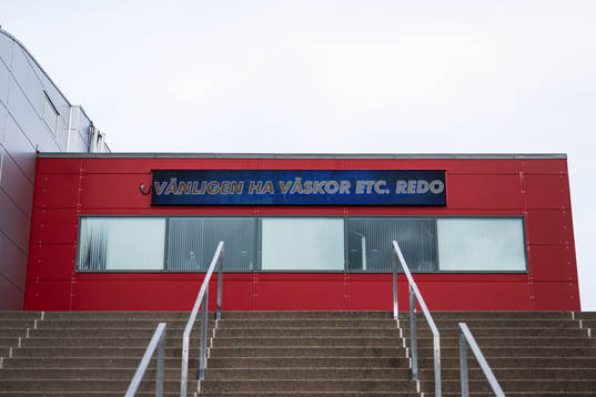 En skylt om att ha väskor redo