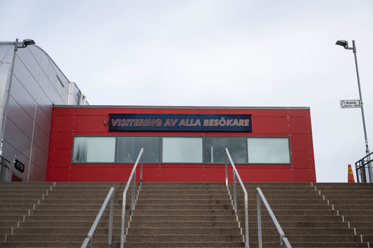 En skylt om visitering på Scaniarinken innan