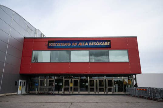 En skylt om visitering på Scaniarinken innan
