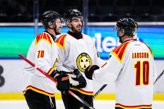 Brynäs Jack Kopacka jublar med Miks Indrasis och Johan