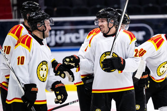Brynäs Johan Larsson och Johannes Kinnvall jublar
