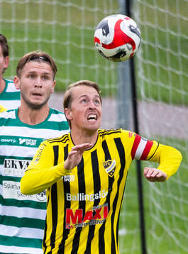 IFK Hässleholm Robin Strömberg tar emot bollen  i matchen