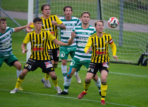 IFK Hässleholm Robin Strömberg tar emot bollen i matchen