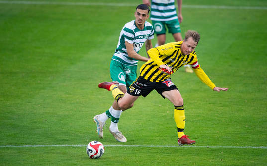 IFK Hässleholm Robin Strömberg tar emot bollen  i matchen