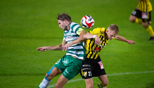 IFK Hässleholms Max Eriksson nickduellerar i matchen i