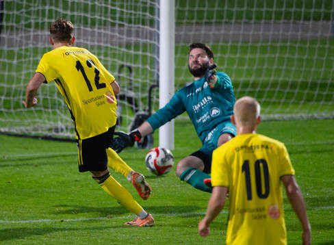 IFK Hässleholms Philip Berndt gör 4-1 genom att rulla in
