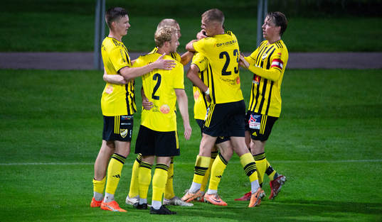 IFK Hässleholms Philip Berndt har gjort 4-1 och grattas i
