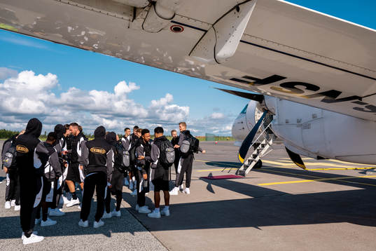 The Häcken team about to board the airplane