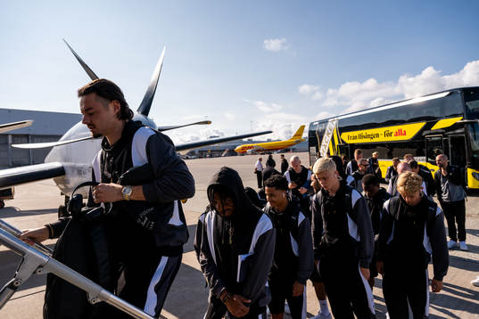Amor Layouni and the rest of the Häcken team boards the