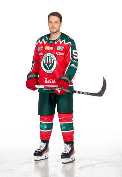 Frölundas Mats Rosseli Olsenposerar för ett porträtt