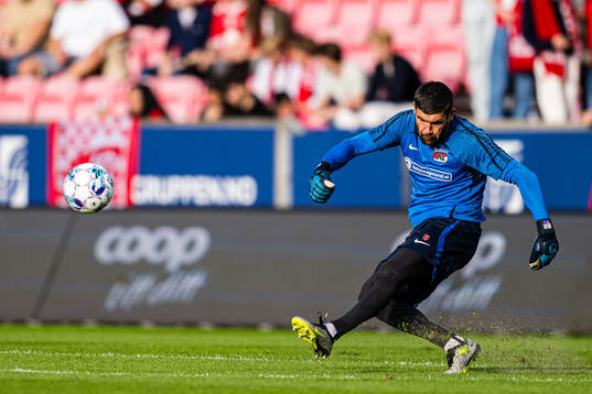 Mathew Ryan of AZ Alkmaar warms up