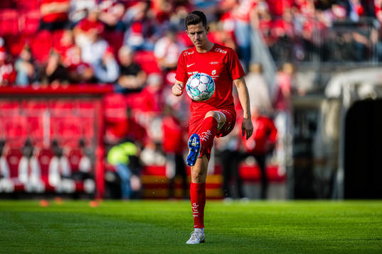 Sander Kartum of Brann warms up