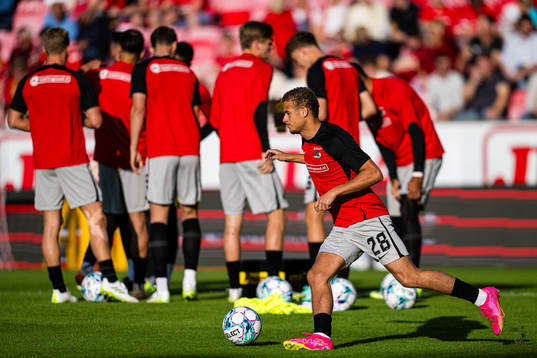 Kenzo Goudmijn of AZ Alkmaar warms up