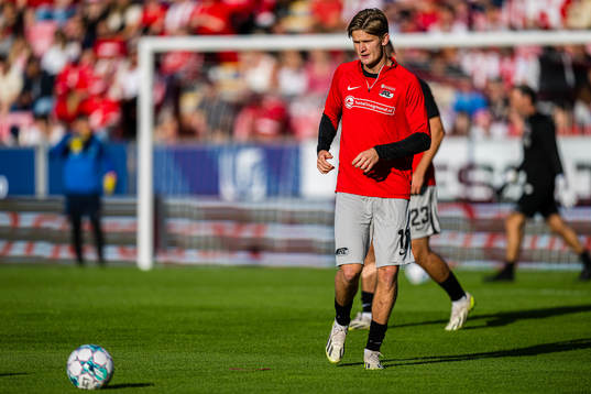 David Moller Wolfe of AZ Alkmaar warms up