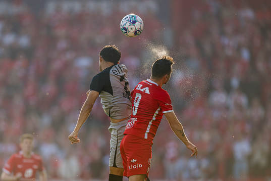 Yukinari Sugawara of AZ Alkmaar and Niklas Castro of Brann