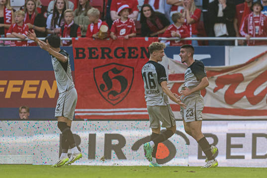 Mayckel Lahdo of AZ Alkmaar celebrates