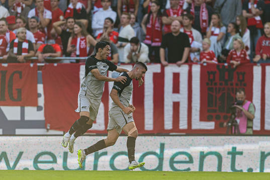 Mayckel Lahdo of AZ Alkmaar celebrates
