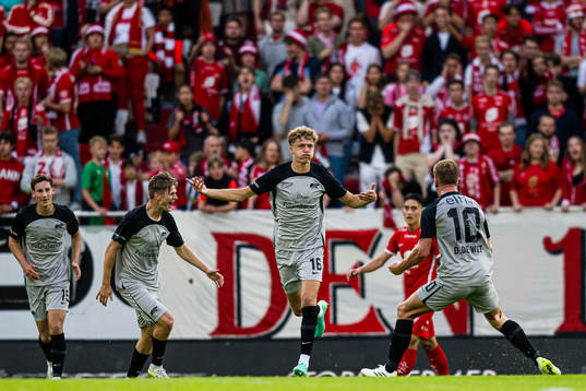Sven Mijnans of AZ Alkmaar celebrates