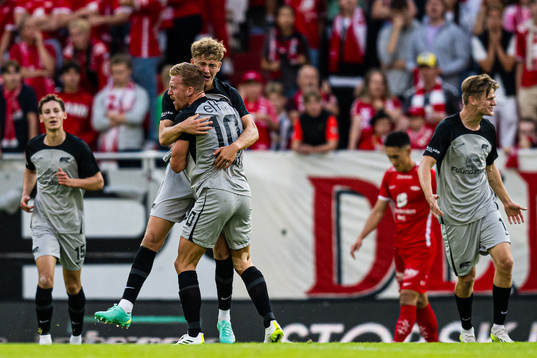 Sven Mijnans of AZ Alkmaar celebrates
