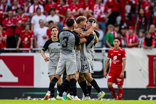 Sven Mijnans of AZ Alkmaar celebrates