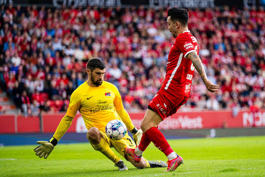Mathew Ryan of AZ Alkmaar and Niklas Castro of Brann