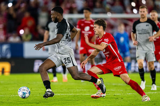 Riechedly Bazoer of AZ Alkmaar and Felix Horn Myhre of Brann