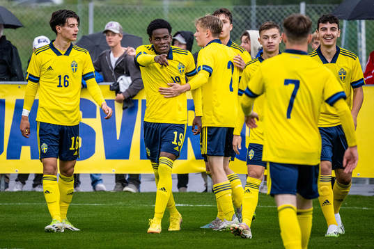 Sveriges Dennis Asprilla Ponce jublar med lagkamrater