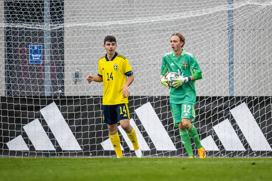 Sveriges Bleon Kurtulus och målvakt Elton Fischerström