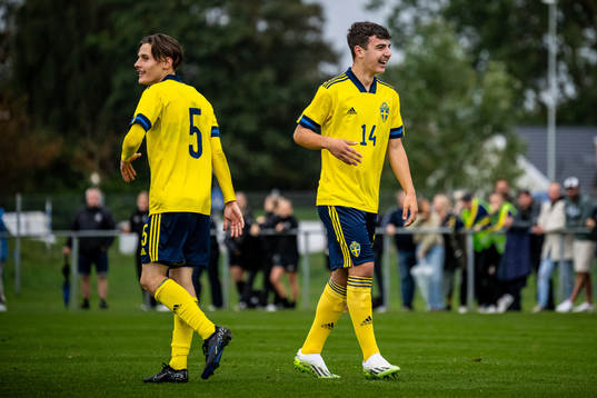 Sveriges Melvin Vucenovic Persson och Bleon Kurtulus jublar