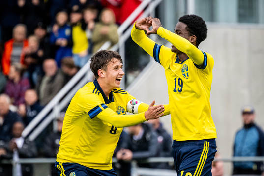 Sveriges Kenan Busuladzic och Dennis Asprilla Ponce jublar
