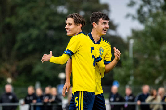 Sveriges Melvin Vucenovic Persson och Bleon Kurtulus jublar