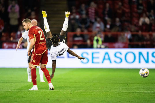 Nicky Devlin of Aberdeen and Ibrahim Sadiq of Häcken