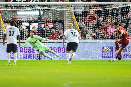 Peter Abrahamsson  of Häcken and Bojan Miovski of Aberdeen