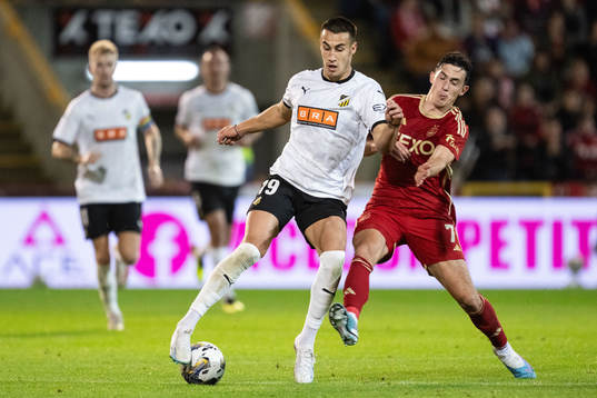 Srdjan Hrstic  of Häcken and Jamie McGrath of Aberdeen