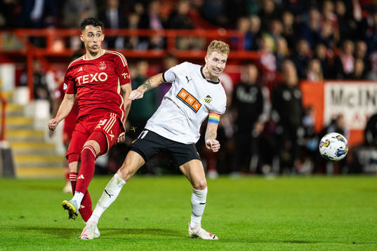 Bojan Miovski of Aberdeen and Samuel Gustafson of Häcken
