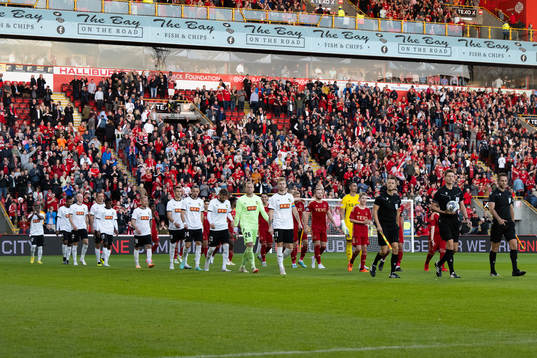The players enter the pitch