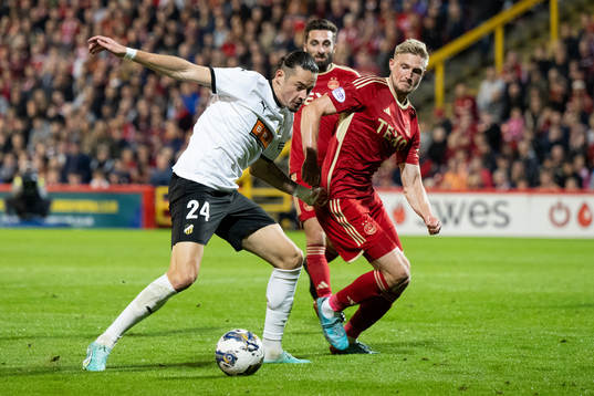 Amor Layouni of Häcken and Richard Jensen of Aberdeen
