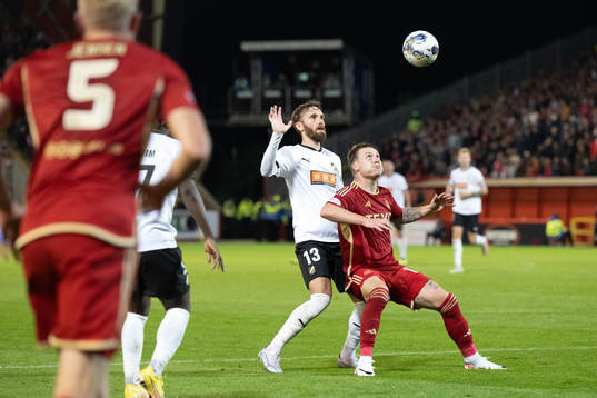 Simon Sandberg of Häcken and James McGarry of Aberdeen