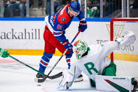 Oskarshamns Patrik Karlkvist och Rögles målvakt Petr Kvaca