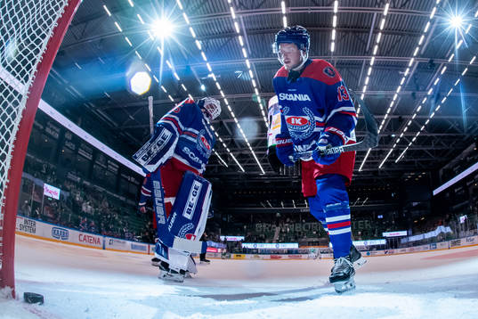 Oskarshamns målvakt Emil Kruse och Rasmus Bengtsson deppar