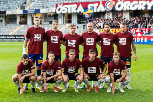 Örgrytes startelva med tröjor för att uppmärksamma