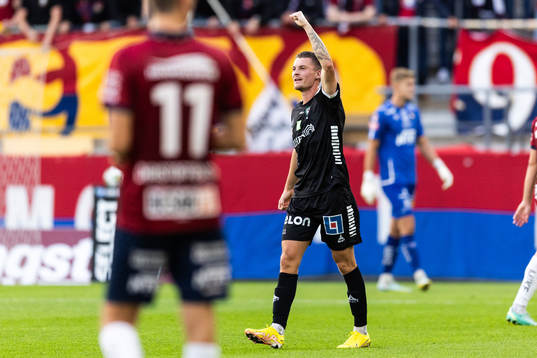 Örebros Samuel Kroon jublar