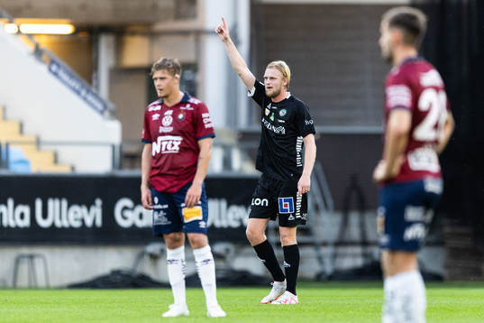 Örebros Kalle Holmberg jublar