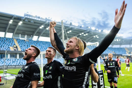 Örebros Kalle Holmberg jublar