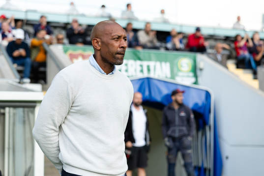 Örgrytes tränare Jeffrey Aubynn innan fotbollsmatchen i