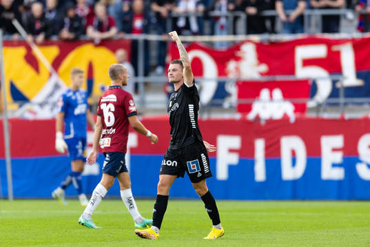 Örebros Samuel Kroon jublar