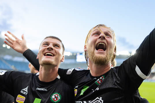 Örebros Kalle Holmberg t.v. jublar ihop med Samuel Kroon
