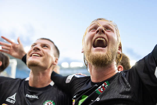 Örebros Kalle Holmberg t.v. jublar ihop med Samuel Kroon